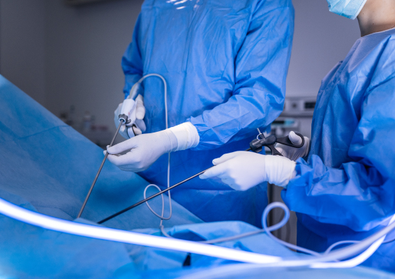 Equipe médica realizando cirurgia laparoscópica na bariátrica com técnica minimamente invasiva